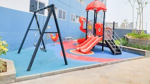 Un parque infantil con columpios, toboganes y estructuras para escalar.