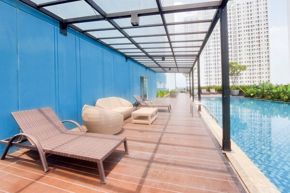 Una piscina al aire libre