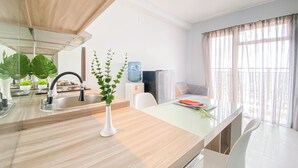 Una cucina moderna con un piano di lavoro in legno, un lavello e un vaso con piante verdi.
