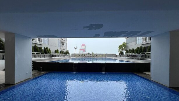 Une piscine intérieure offrant une vue dégagée sur les gratte-ciel de la ville en arrière-plan.