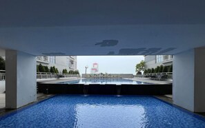 Una piscina al aire libre