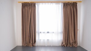 A room with a window, a curtain rod, and a bench. - Modern Style and Homey Studio Apartment Collins Boulevard (Tangerang)