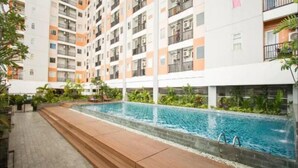 Un edificio residencial de varios pisos con piscina.