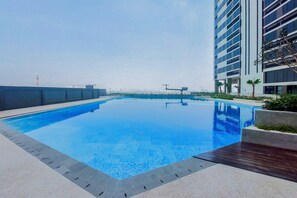 Outdoor pool - Warm and Spacious Studio Room at Collins Boulevard Apartment (Tangerang)