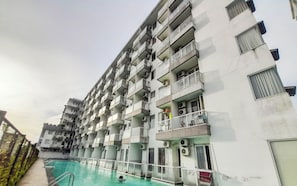 Outdoor pool - Simply Good Studio at Vivo Apartment (Depok)