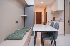 Standard Apartment, 1 Bedroom (Apartment) | Dining room - Comfortable and Best View 3BR Apartment Sky House BSD (Pagedangan)