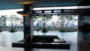 Un área de piscina interior moderna con vistas a un horizonte urbano.
