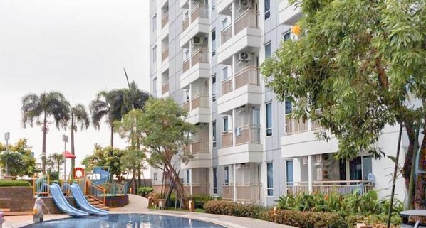 Una piscina al aire libre