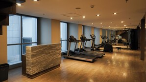 Een moderne sportschool met loopbanden, elliptische trainers en een receptie.