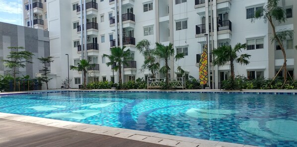 Una piscina al aire libre