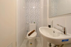 Standard Studio, 1 Bedroom (Apartment) | Bathroom - Comfortable Studio Room Apartment Tokyo Riverside PIK 2 (Teluknaga)
