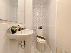 Standard Studio, 1 Bedroom (Apartment) | Bathroom - Best Furnished and Homey Studio at Tokyo Riverside PIK 2 Apartment (Teluknaga)
