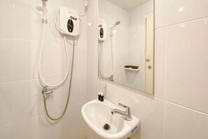 Standard Studio, 1 Bedroom (Apartment) | Bathroom - Comfy Studio at 9th Floor Tokyo Riverside PIK 2 Apartment (Teluknaga)