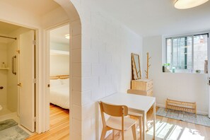2 habitaciones, escritorio, tabla de planchar con plancha y internet 