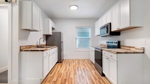 Private kitchen - Walk to Niagara Falls! 12 Bedrooms! (Niagara Falls)