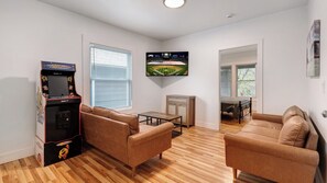 Games room - Walk to Niagara Falls! 12 Bedrooms! (Niagara Falls)