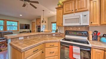 Microondas, horno, lavavajillas y cafetera y tetera