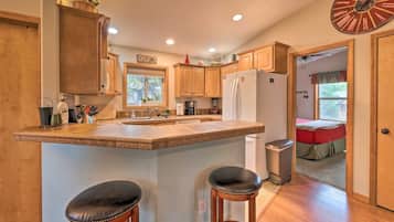 Microondas, horno, lavavajillas y cafetera y tetera