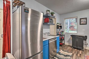 Refrigerador, horno, lavavajillas y cafetera y tetera 