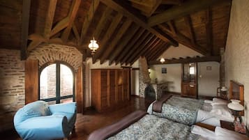 Habitación cuádruple familiar, vista al lago | Camas con efecto memoria y ropa de cama