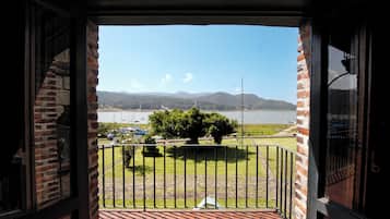 Habitación doble Deluxe, vista al lago | Camas con efecto memoria y ropa de cama