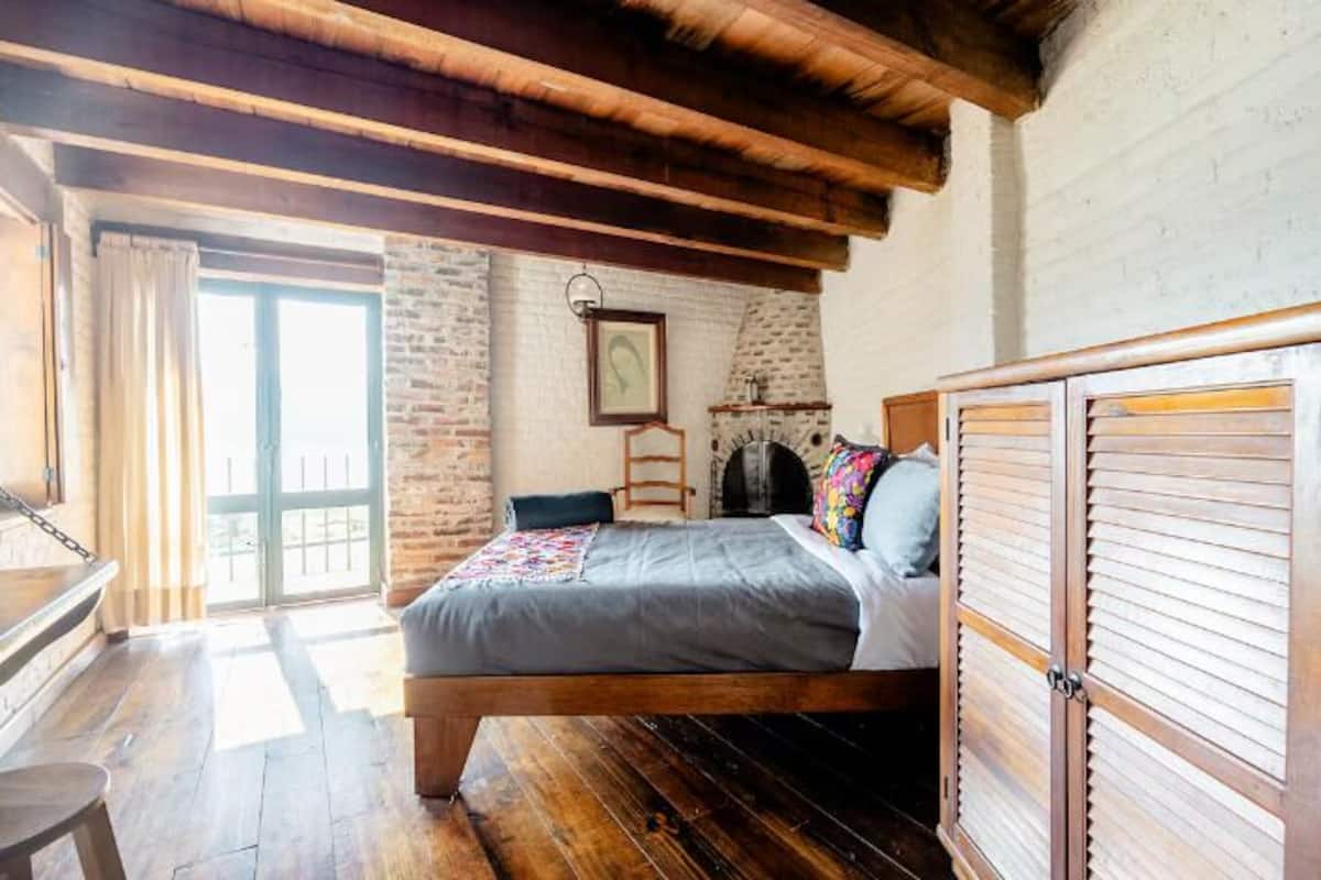 Suite estudio superior, 2 camas matrimoniales, para no fumadores, vista al lago | Camas con efecto memoria y ropa de cama