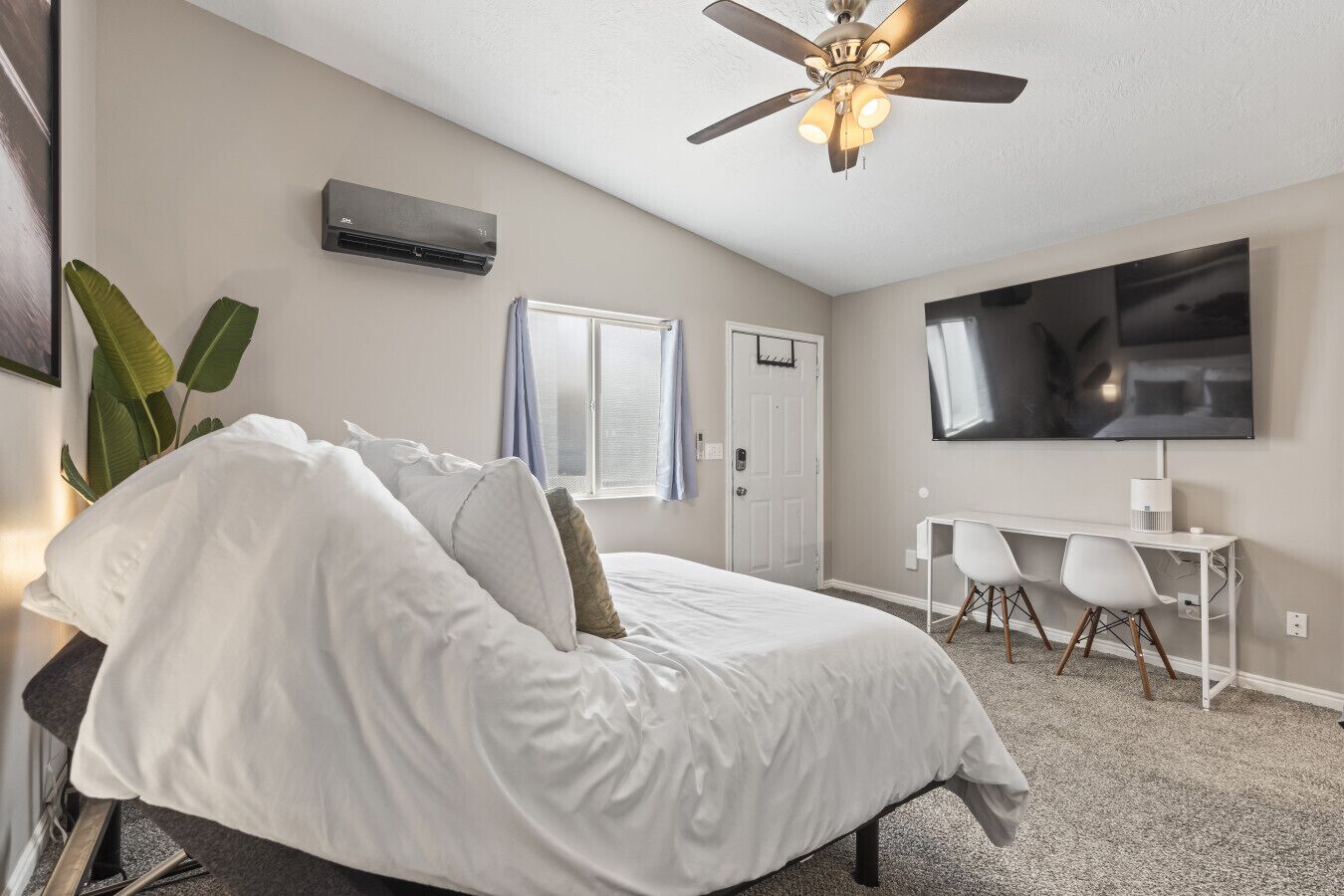 1 slaapkamer, een bureau, een strijkplank/strijkijzer, wifi