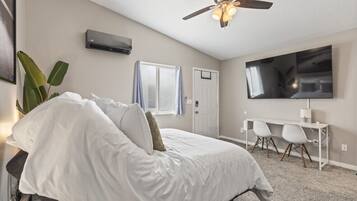 1 slaapkamer, een bureau, een strijkplank/strijkijzer, wifi