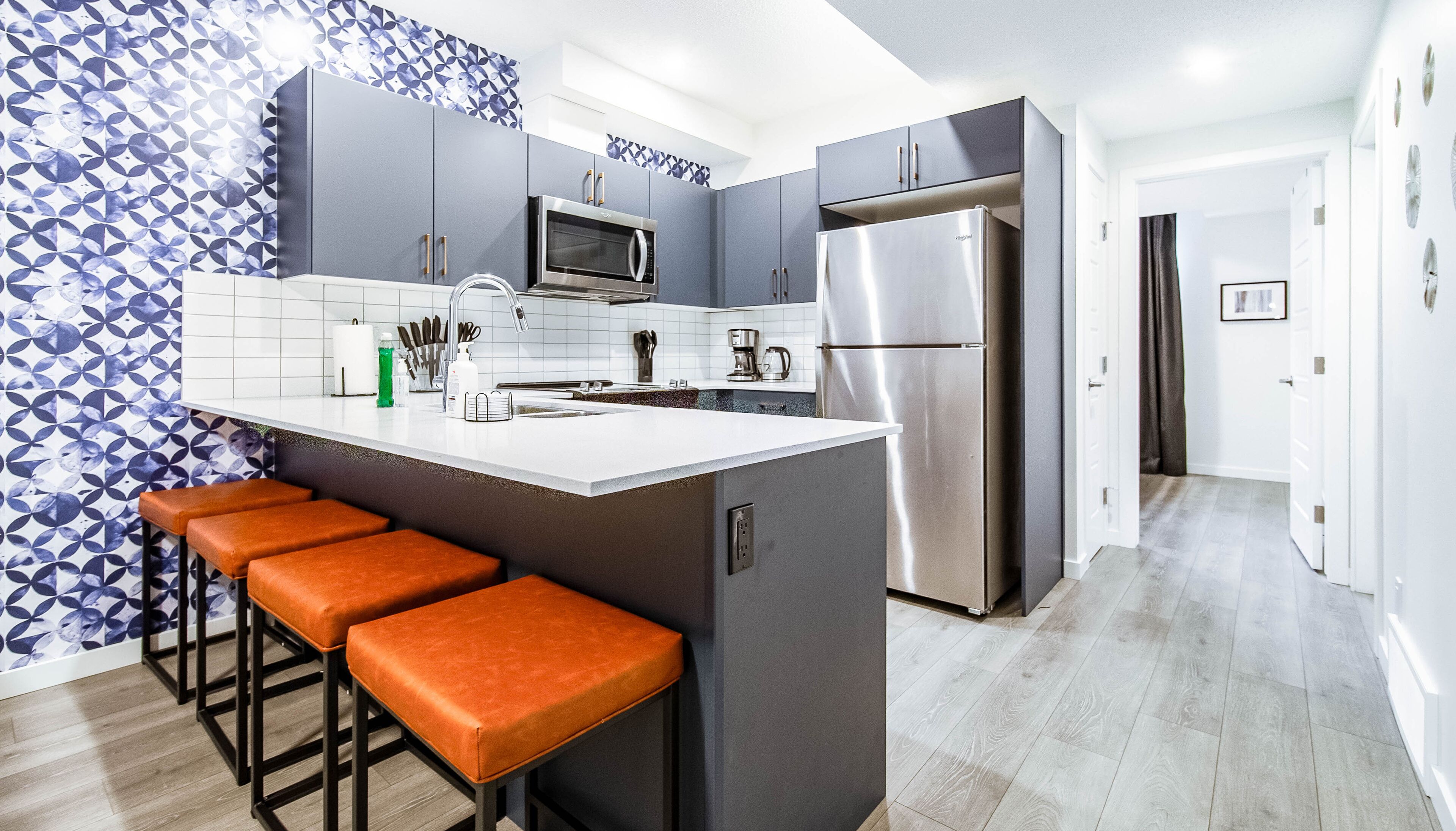 Réfrigérateur, micro-ondes, four, plaque de cuisson