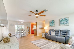 TV, books - Swim, Golf & Explore: Family-Friendly Stuart Gem (Stuart)