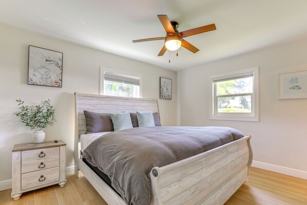 3 bedrooms, iron/ironing board, internet, bed sheets - Swim, Golf & Explore: Family-Friendly Stuart Gem (Stuart)