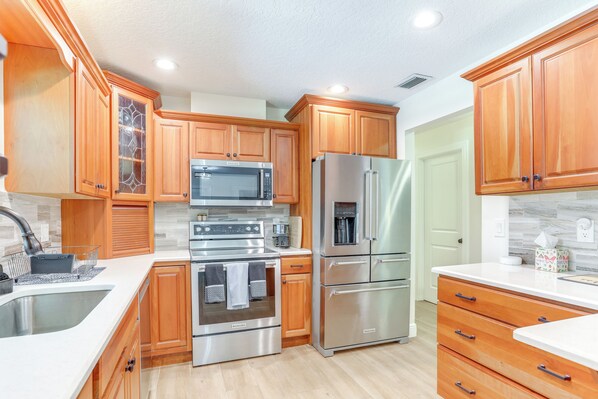 Fridge, microwave, oven, stovetop - Swim, Golf & Explore: Family-Friendly Stuart Gem (Stuart)