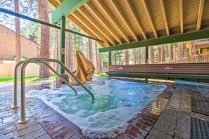 Et område med jacuzzi, træterrasse, metalstige og et skilt, der angiver røgfri zone.