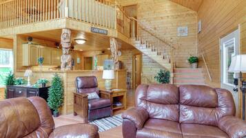 Tv, dvd-spelare, bordsfotboll och ett filmbibliotek