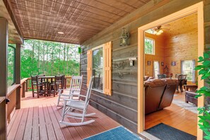 Outdoor dining - 3 Mi to Marina: Cabin w/ Hot Tub in Byrdstown! (Byrdstown)