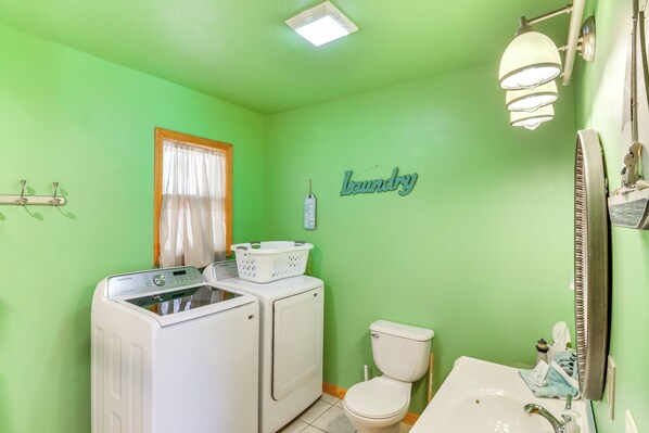 Full Bathroom | Main Level | Washer & Dryer - 3 Mi to Marina: Cabin w/ Hot Tub in Byrdstown! (Byrdstown)