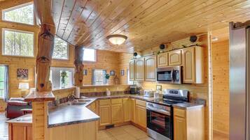 Kylskåp, mikrovågsugn, spishäll och diskmaskin