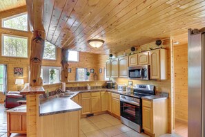 Fridge, microwave, stovetop, dishwasher - 3 Mi to Marina: Cabin w/ Hot Tub in Byrdstown! (Byrdstown)