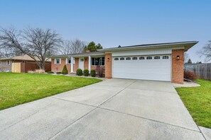 Exterior - 3 Mi to Dtwn Saginaw: Spacious & Updated Home! (Saginaw)