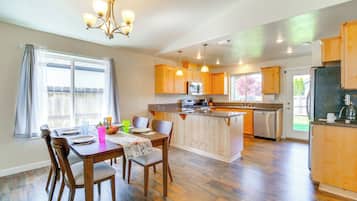 Fridge, microwave, stovetop, dishwasher