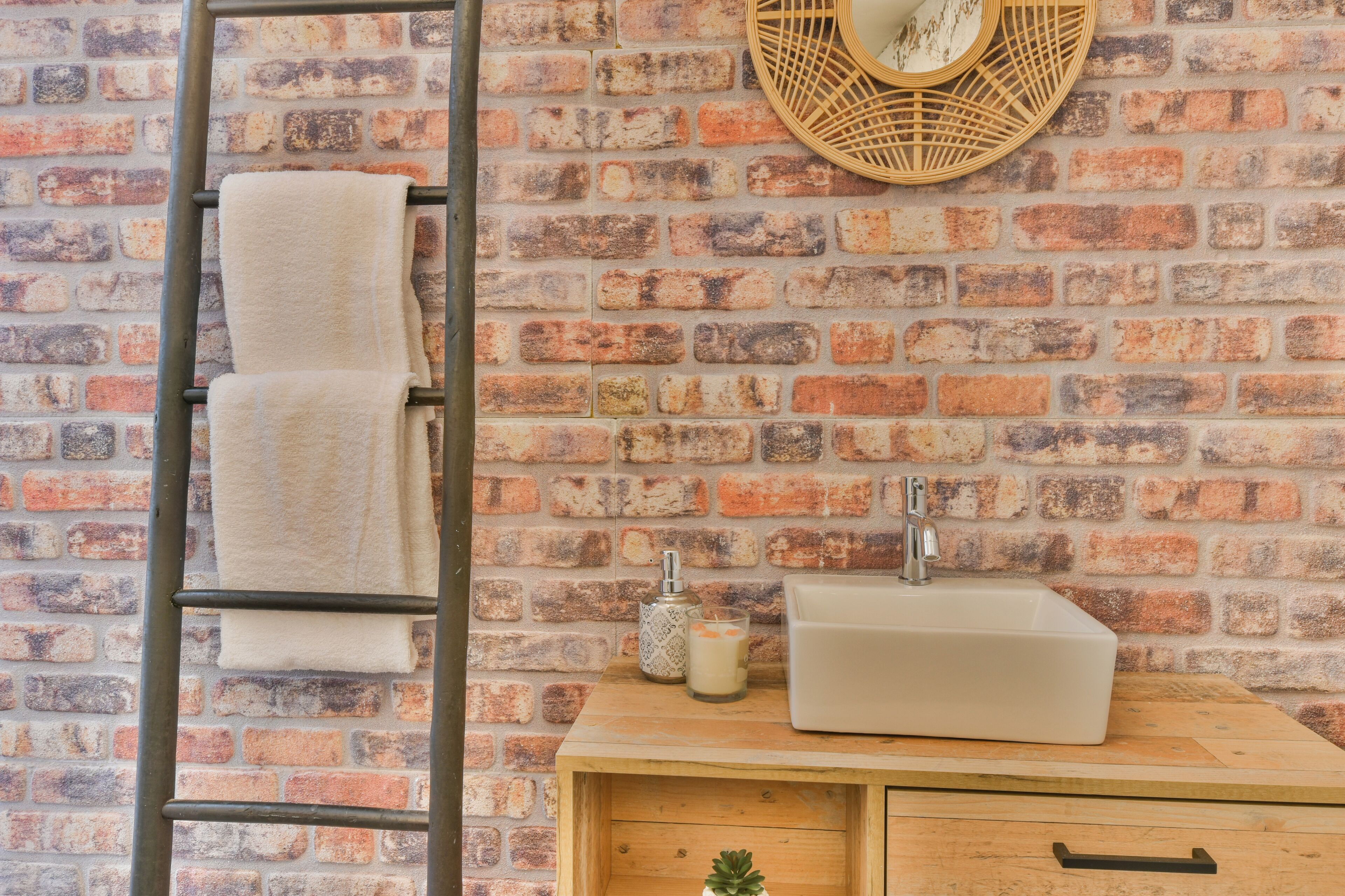 Een haardroger, handdoeken, zeep, toiletpapier