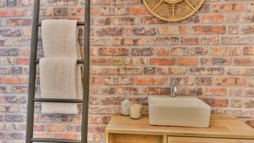 SĂšche-cheveux, serviettes fournies, savon, papier toilette