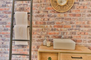 Hårføner, håndklær, såpe og toalettpapir