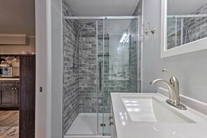 Douche, séchoir à cheveux, serviettes fournies, savon
