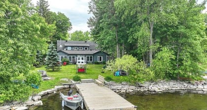 Stunning Family Friendly Lake House with Hot Tub