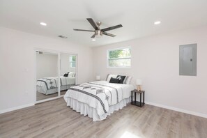 3 soveværelser, pengeskab på værelset, skrivebord, strygejern/strygebræt