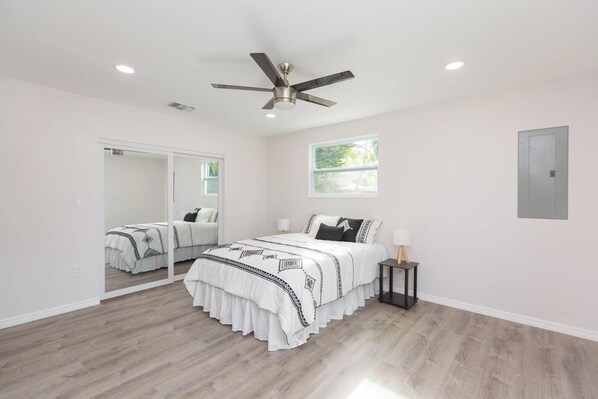 3 bedrooms, in-room safe, desk, iron/ironing board