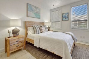 Desk, iron/ironing board, free WiFi, bed sheets - Palm Beach Island Pool Studio 3 Blocks to Beach! (Palm Beach)