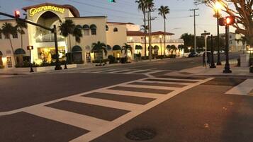 A street intersection with a traffic light and a building with a sign that reads "Paramount".