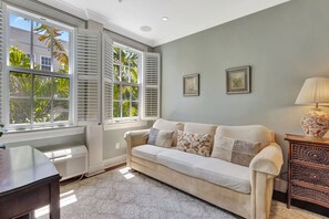 TV - Palm Beach Regency Walk to Beach (Palm Beach)